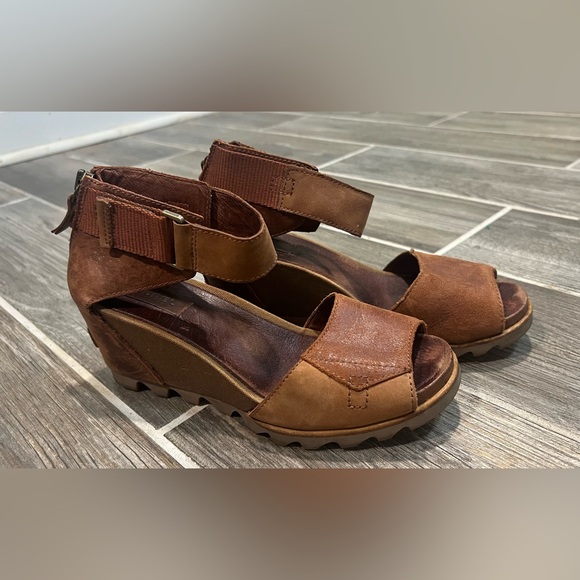 Sorel Tan and Brown WOMENS JOANIE RUSTIC BROWN WEDGE SANDALS
Size 9 - Picture 3 of 12